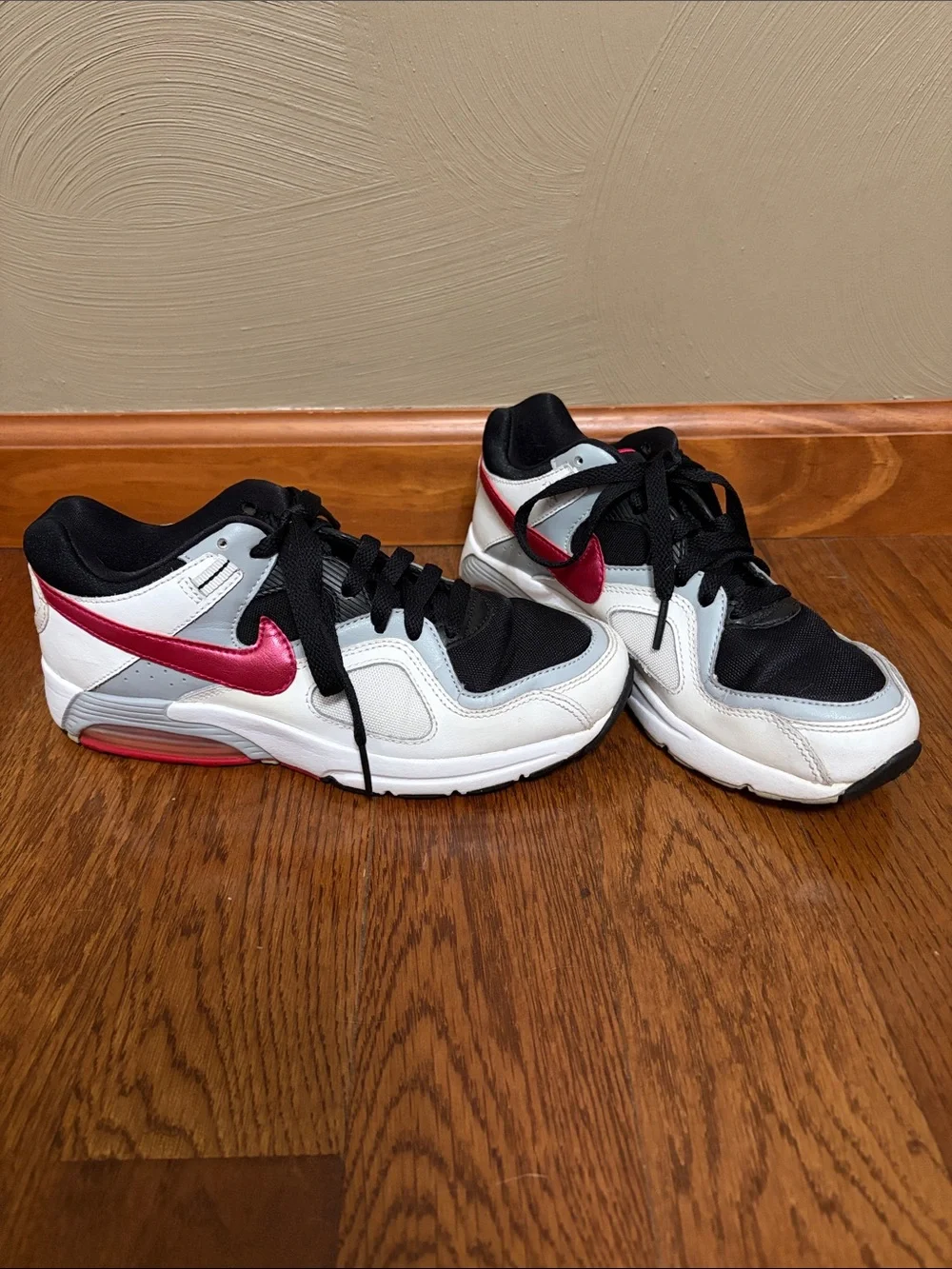 Nike White, Black, Pink & Grey Low-Top Athletic Sneakers (women’s 6.5)